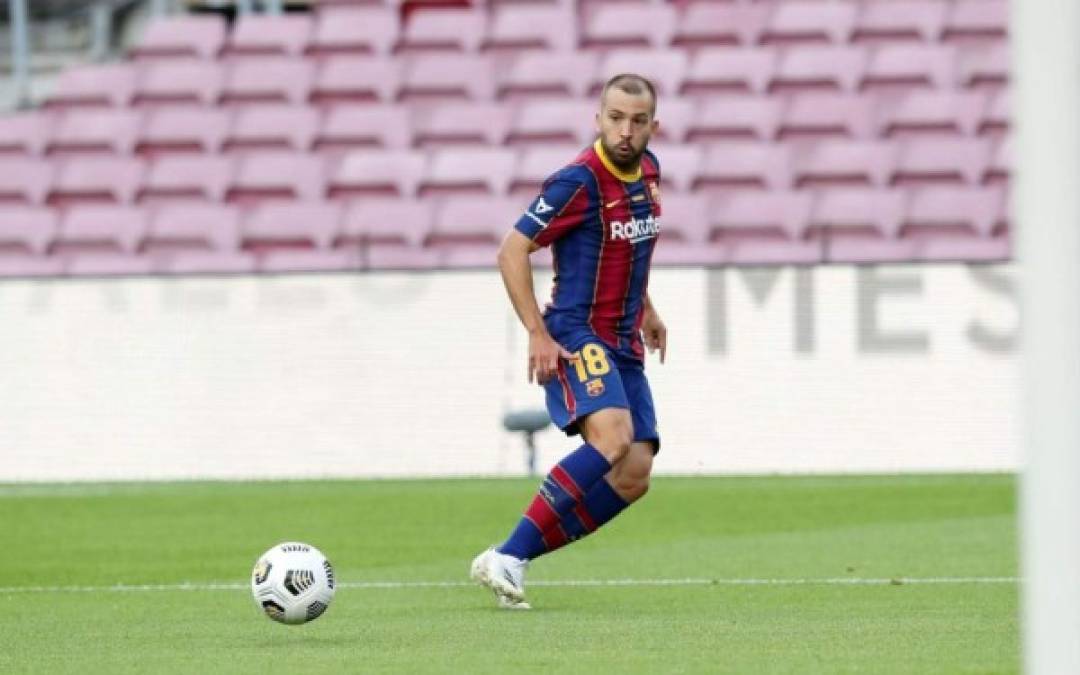 Jordi Alba al momento de dar la asistencia para el gol del Barcelona.