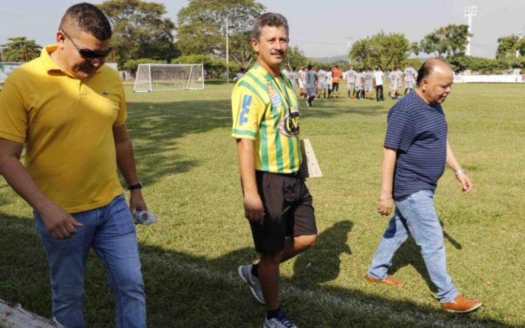 Luego de que hace una semana lo despidió el Real España, ahora Mauro Reyes se convierte en el nuevo entrenador del Club Parrillas One de la segunda división.