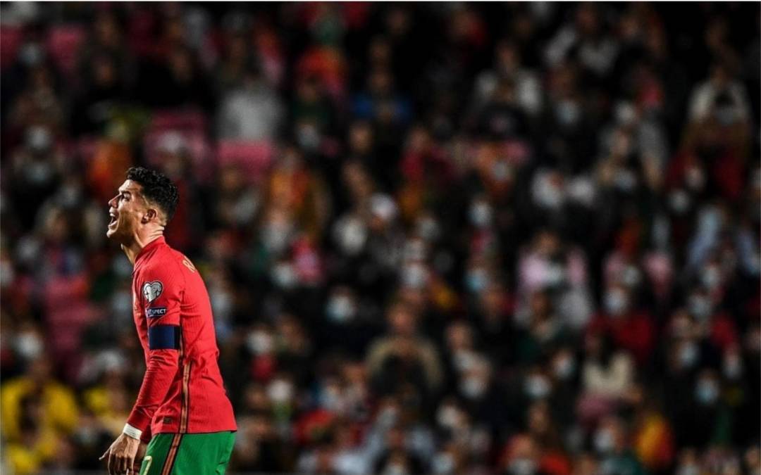 Cristiano Ronaldo estaba frustrado tras perder como local ante Serbia. 