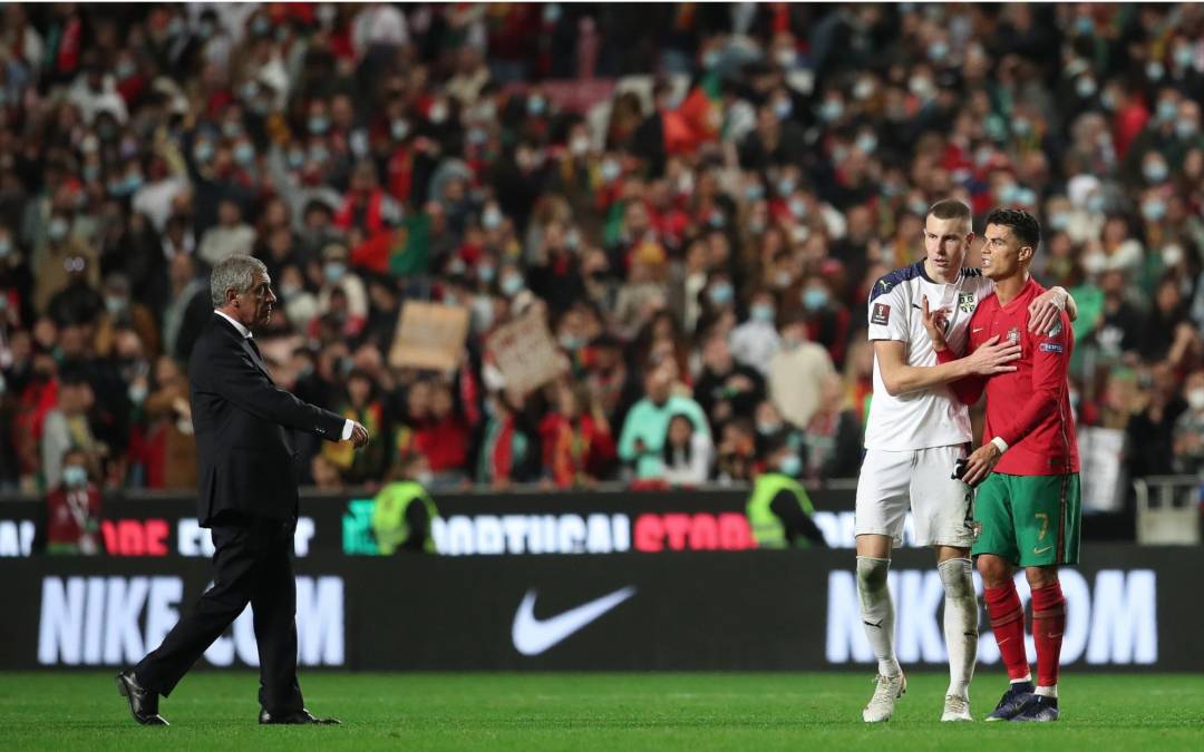 El momento de la polémica llegó tras el final del juego. Un jugador serbio le fue a dar aliento y el DT Fernando Santos de Portugal intentó consolarlo, pero CR7 estaba totalmente molesto.