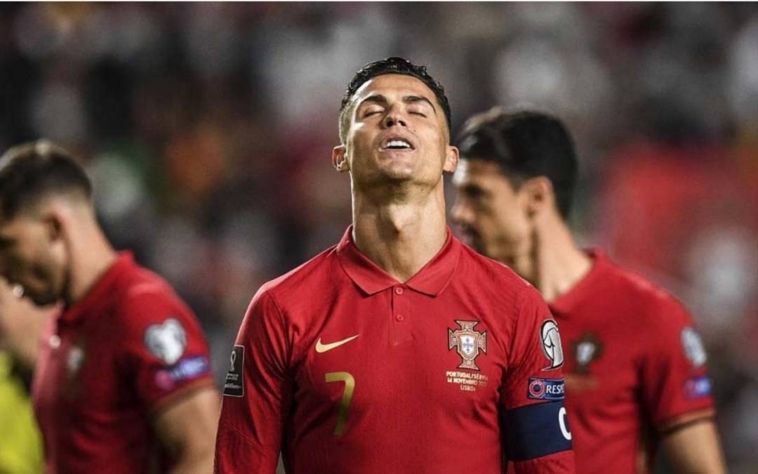 Serbia se clasificó para el Mundial de Catar 2022 al ganar in extremis (2-1) a la Portugal de Cristiano Ronaldo, que disputará la repesca. La amargura en CR7 era evidente tras el final del juego.