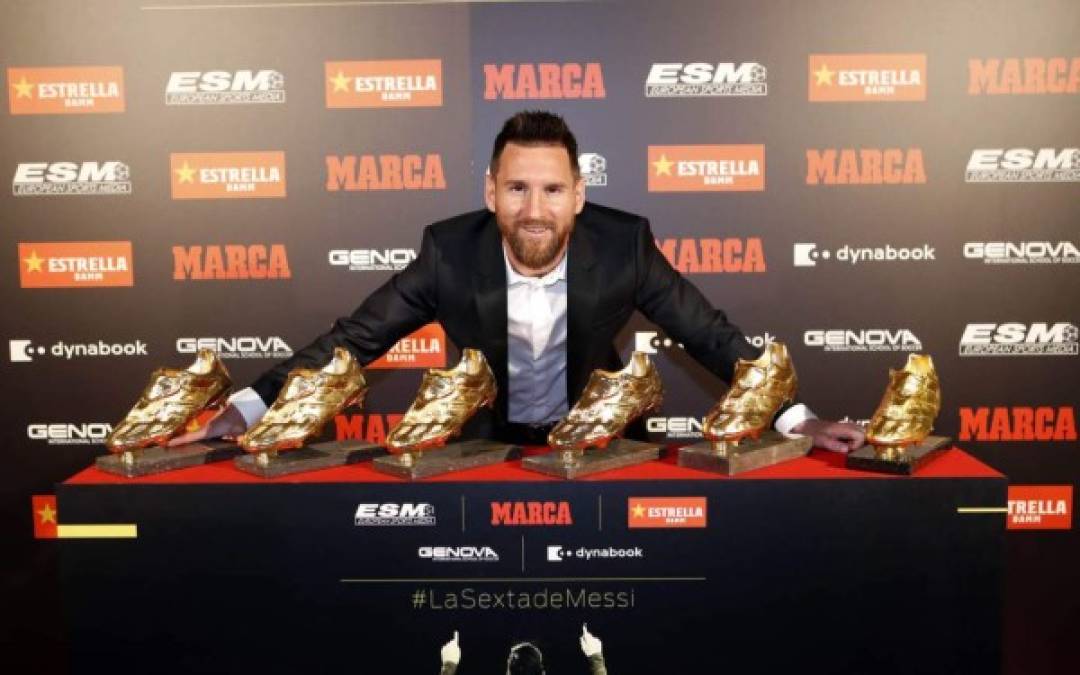 Lionel Messi posando con sus seis Botas de Oro.