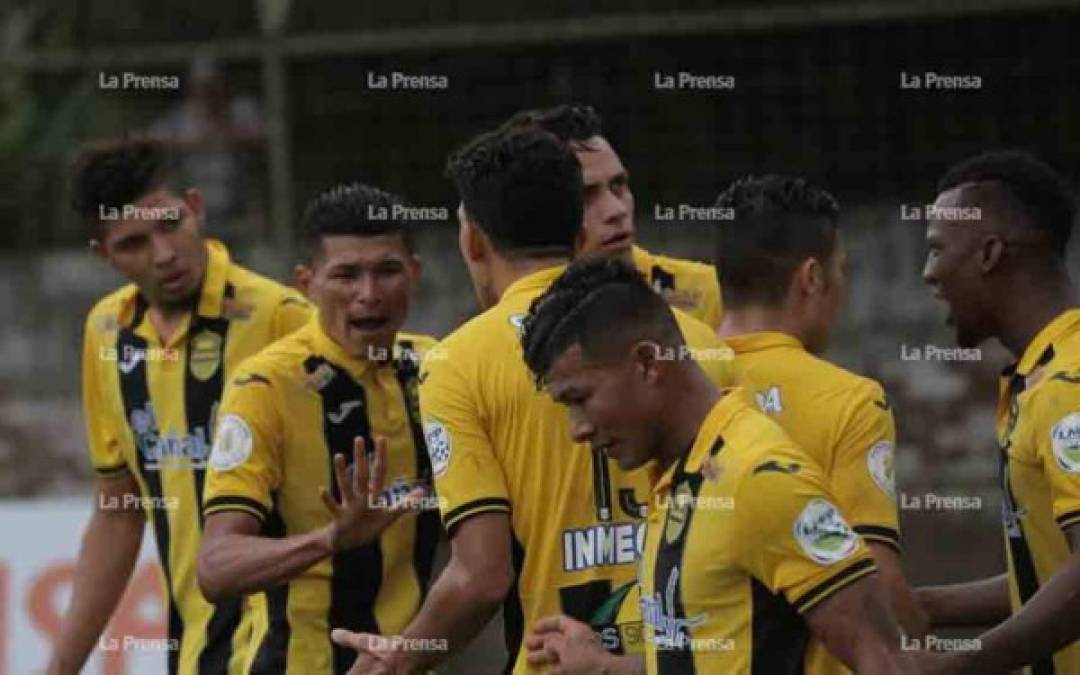 Jugadores del Real España festejando el gol de Ángel Tejeda.