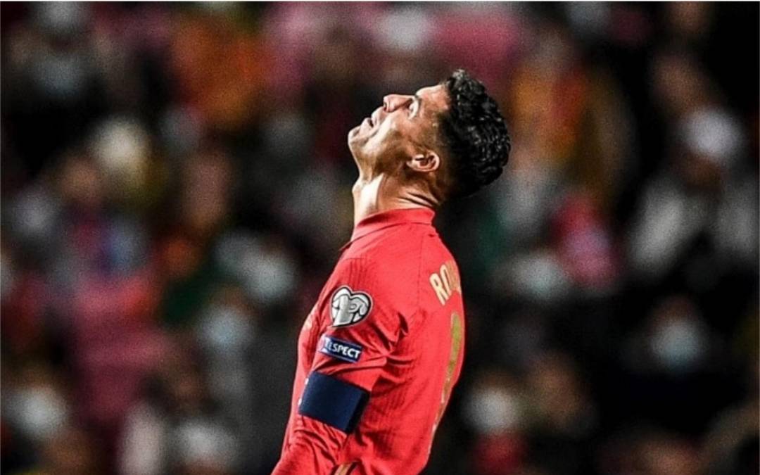 CR7 no podía creer que dejaron escapar el triunfo y como consecuencia el pase directo a la Copa del Mundo de Qatar.