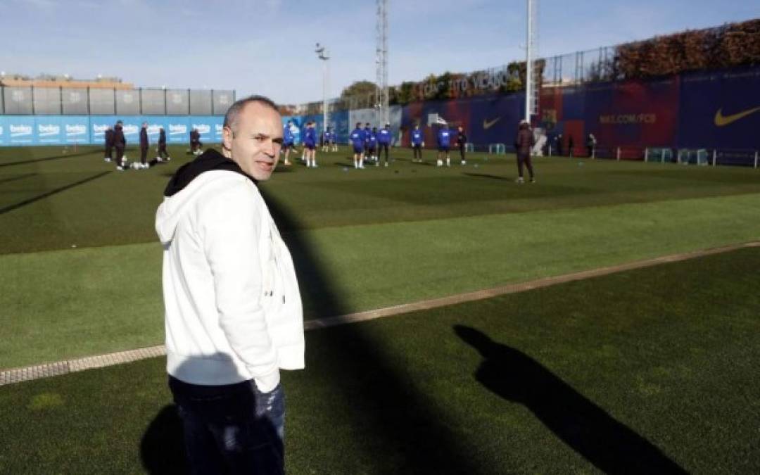 El legendario futbolista Andrés Iniesta fue el invitado de lujo en el entrenamiento del Barcelona que disputó este lunes.