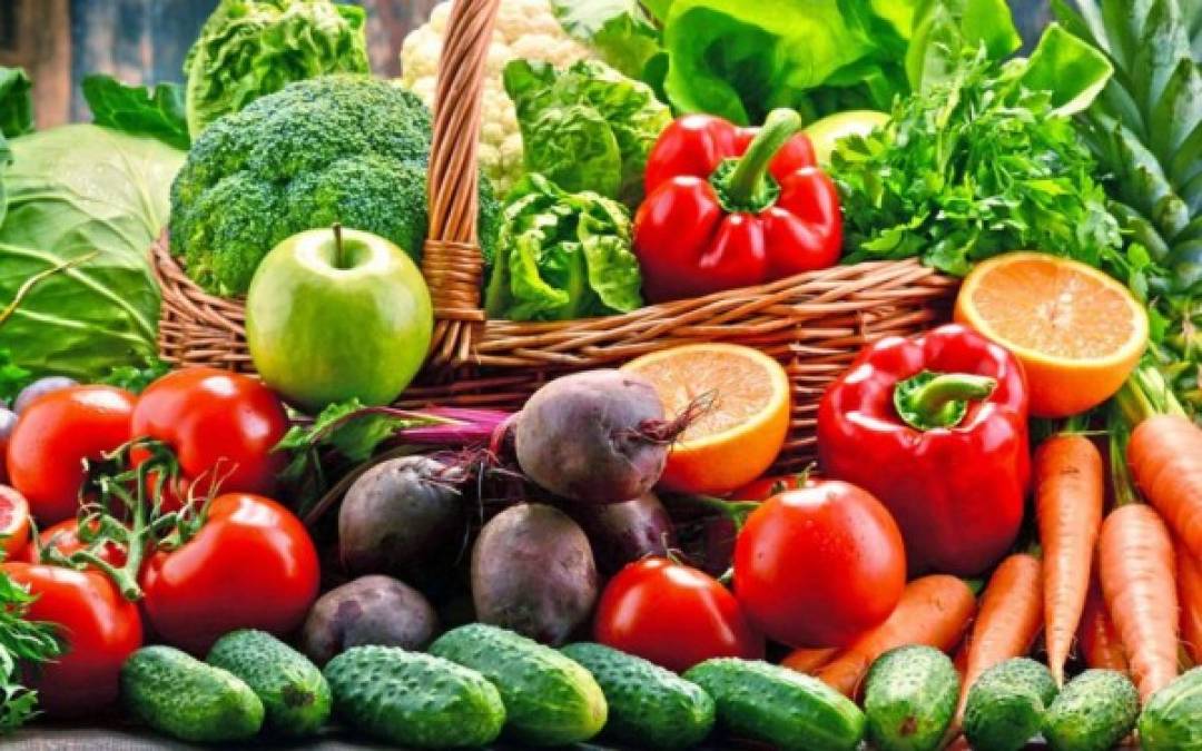 Verduras<br/>Es esencial en el almuerzo consumir alimentos ricos en ácido fólico como por ejemplo: brócoli, espinaca, soja y manzana. Algunos estudios revelaron que si el organismo esta con bajas concentraciones de ácido fólico automáticamente nos bajan los niveles deserotonina y esto nos produce decaimiento y depresión.<br/>