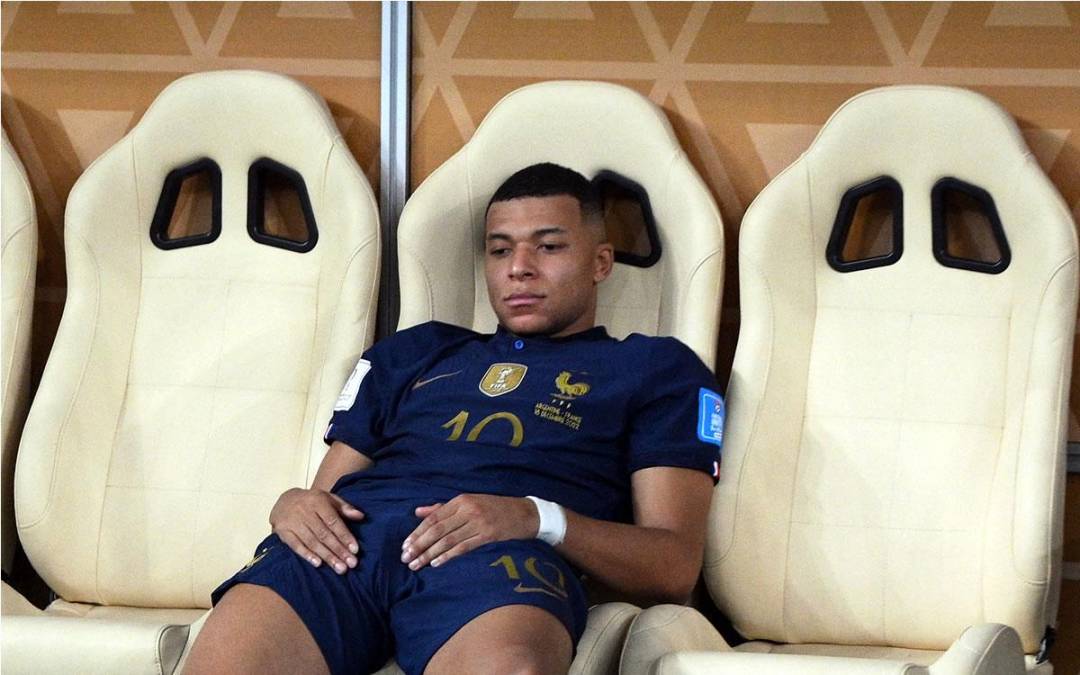 Kylian Mbappé, totalmente abatido en el banquillo luego de la derrota de Francia en los penales contra Argentina.