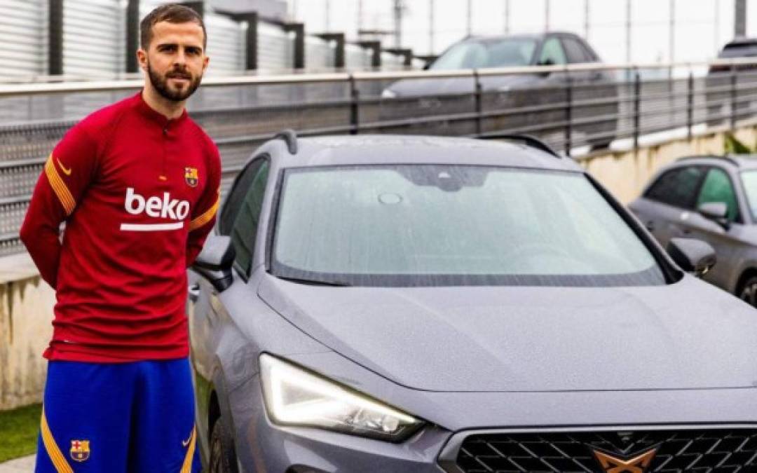 Los jugadores también tuvieron la oportunidad de conocer y customizar las dos versiones que existen en el mercado del CUPRA León, el primer vehículo híbrido enchufable de CUPRA.