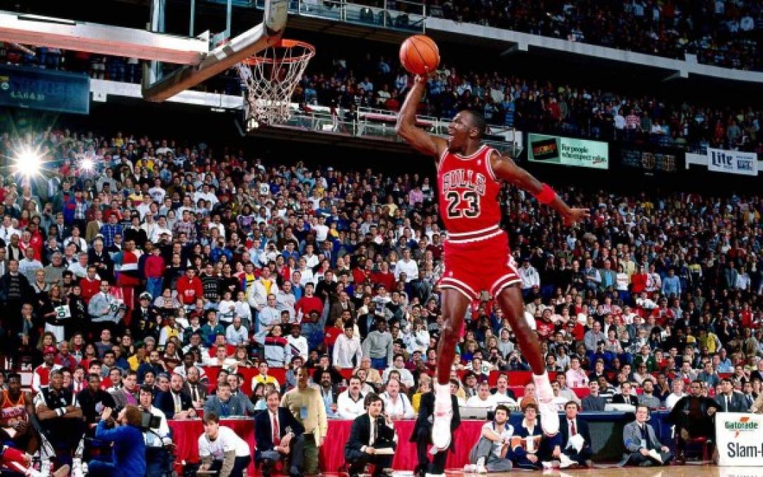 Michael Jordan no solo fue un genio dentro de la cancha, también lo es fuera y prueba de ello es la fortuna que ha conseguido gracias a inversiones y contratos.