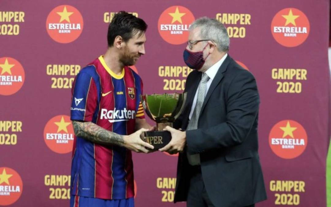 Messi recibiendo el Trofeo Joan Gamper.