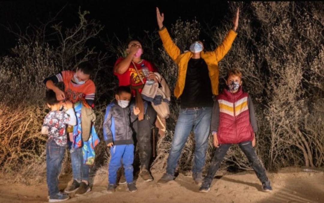 Oleada de inmigrantes en Texas: El rostro de los menores tras el arduo viaje