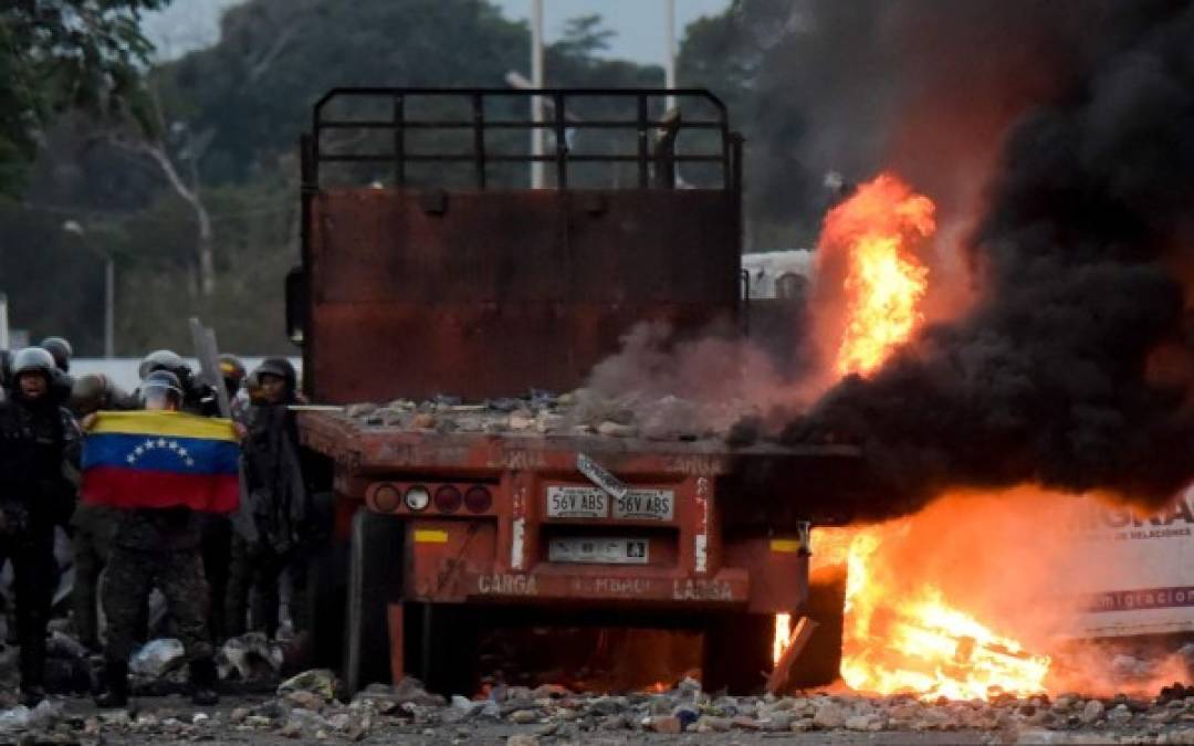 Esta mañana, los manifestantes se subieron al puente con cuerdas, incendiaron un camión y agarraron la cisterna de otro vehículo que había sido atravesado en la mitad del puente y lo botaron hacia el río.