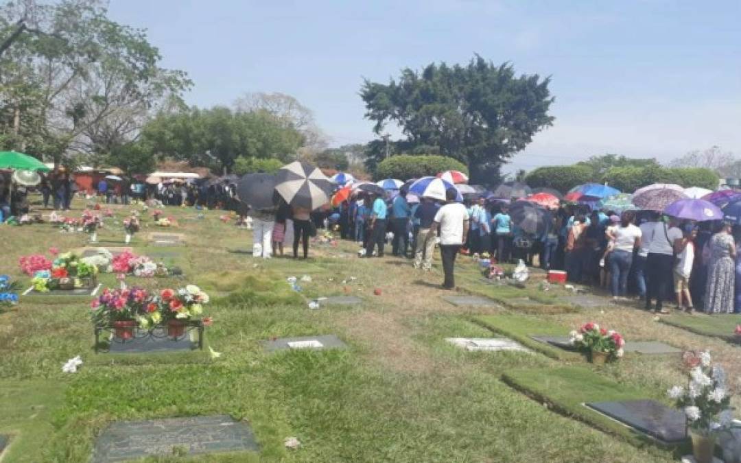 Los hermanos en Cristo de la pastora Ninoska de Ponce oraron por ella en su entierro.