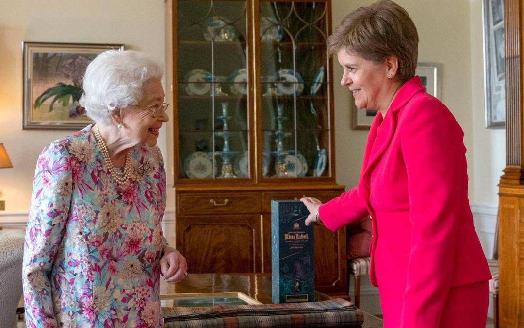 La ministra principal de Escocia, la independentista Nicola Sturgeon, indicó que la muerte de Isabel II representa “un momento extremadamente triste para el Reino Unido, la Commonwealth y el mundo”. “Su vida fue de una dedicación y servicio extraordinarios. En nombre de la gente de Escocia, transmito mis más profundas condolencias al Rey y a la familia real”, señaló Sturgeon en Twitter.