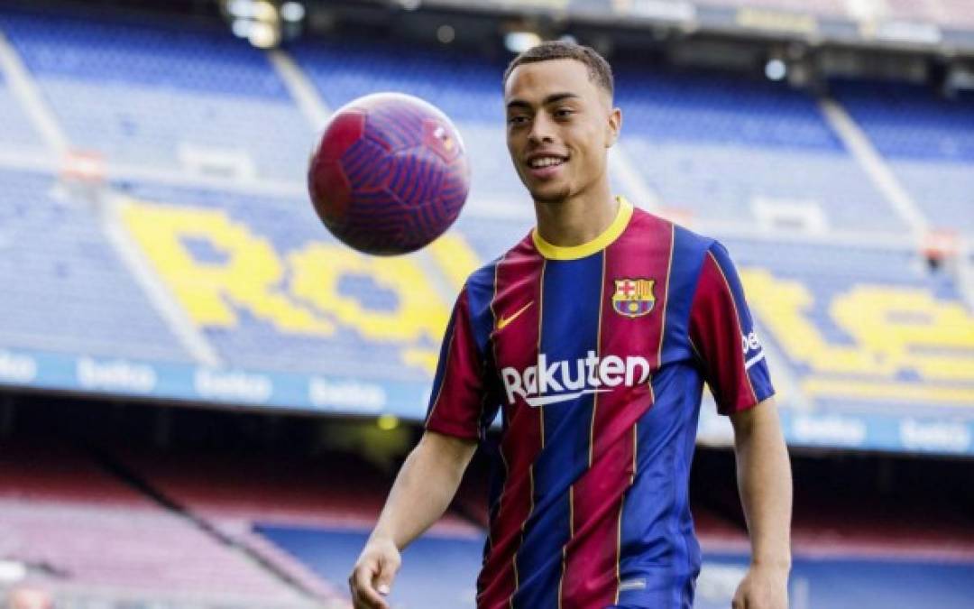 Dest estuvo dominando el balón en el césped del Camp Nou.