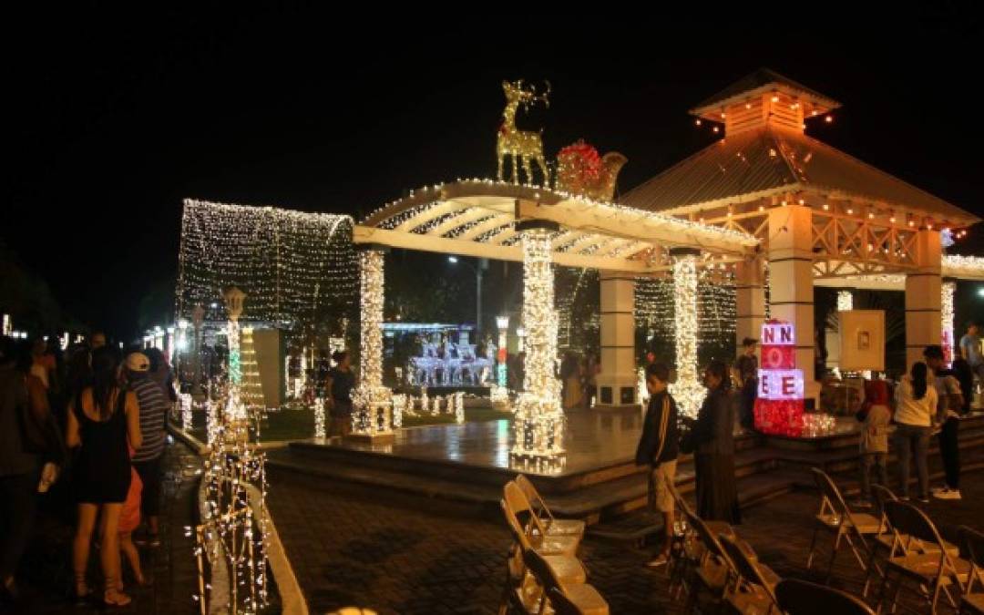 Totalmente iluminada luce el Paseo donde los ciudadanos llegan a para pasar un rato ameno.