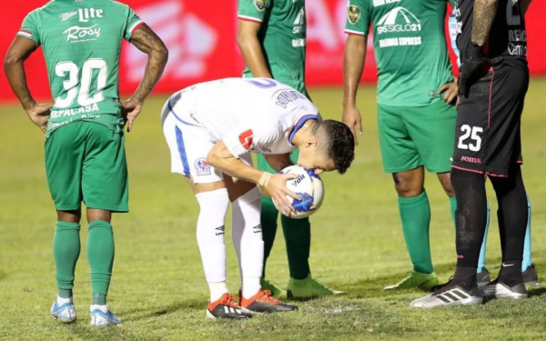El argentino Matías Garrido besa el balón antes de patear el penal para el 3-0 del Olimpia.