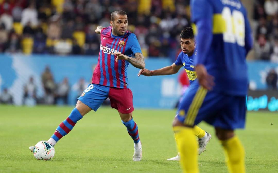 Dani Alves redebutó con el Barcelona. Acá es marcado por el jugador Juan Ramírez.