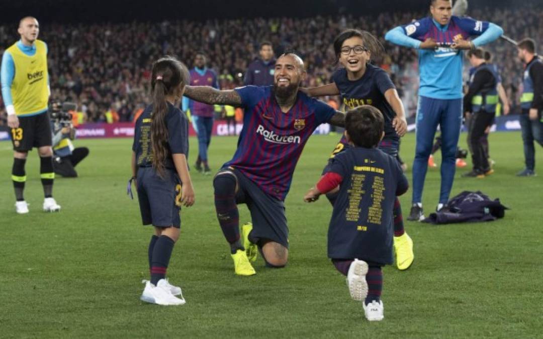 Arturo Vidal festejando con sus hijos. Foto Twitter @FCBarcelona_es