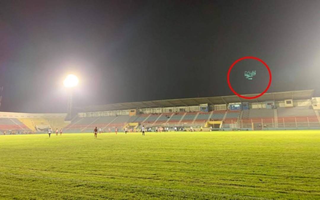 En el segundo tiempo, se apagó la torre del sector sombra norte del estadio Municipal Ceibeño. El juego se detuvo unos minutos.