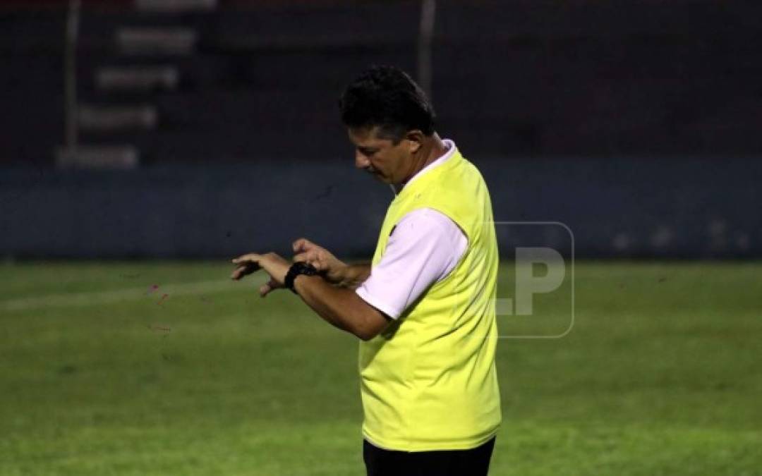 Mauro Reyes observando su reloj para ver cuánto le faltaba al partido ante el Vida.