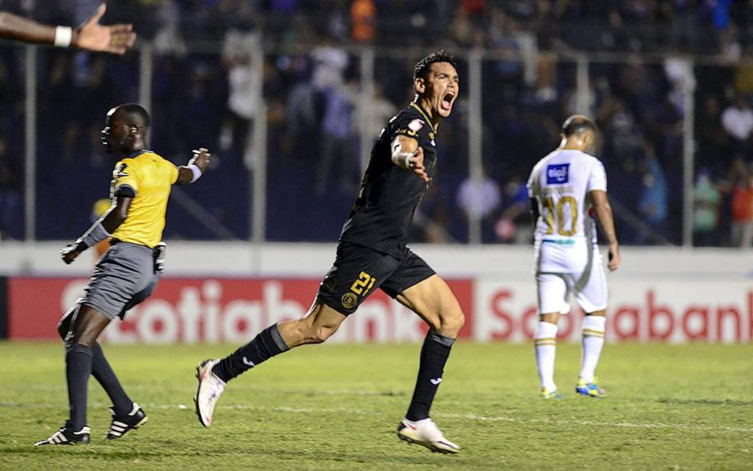 El grito eufórico de Roberto Moreira festejando su gol ante Comunicaciones.