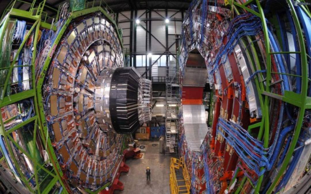 'La Partícula de Dios'. Otra teoría sostiene que el Gran Colisionador de Hadrones (LHC), el laboratorio más grande del mundo que demostró la existencia del bosón de Higgs, tendría una falla en un experimento con un fatal desenlace.