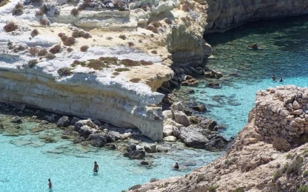 7. Spiaggia dei Conigli, Italia: Ubicada en la isla de Lampedusa en el mar Mediterráneo, esta playa es considerada una de las más hermosas de Europa. Lampedusa tiene una sola calle principal donde se observan unos pocos bares, restaurantes, heladerías y locales de suvenires donde la estrella es la tortuga Caretta caretta, que cada año desova en estas playas.