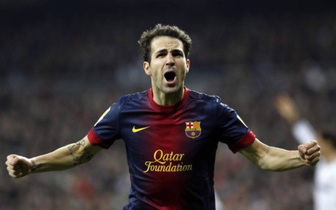 Tras no tener oprtunidad en el Barcelona, Cesc Fábregas se marchó al Arsenal de la Premier League, donde destacó, despertando el interés de varios clubes, entre ellos el Real Madrid y los azulgranas, pero el mediocampista español prefirió regresar al Camp Nou.