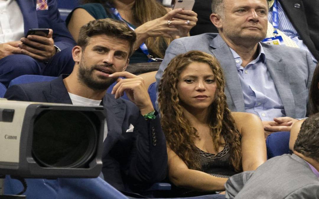 Medios españoles han informado que Shakira ha reaccionado de forma molesta con Piqué tras dejarse ver en público con su nueva novia.