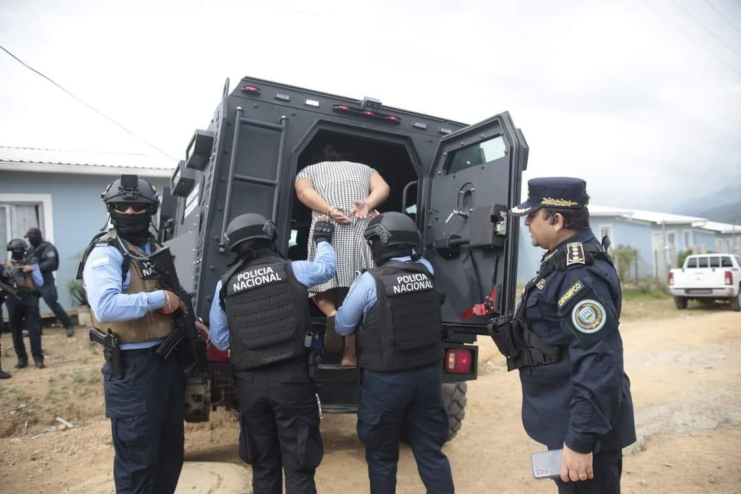 A bordo de un vehículo especial de la Policía Nacional, conocido como “Black Mamba”, fue trasladada la capturada a una estación regional.