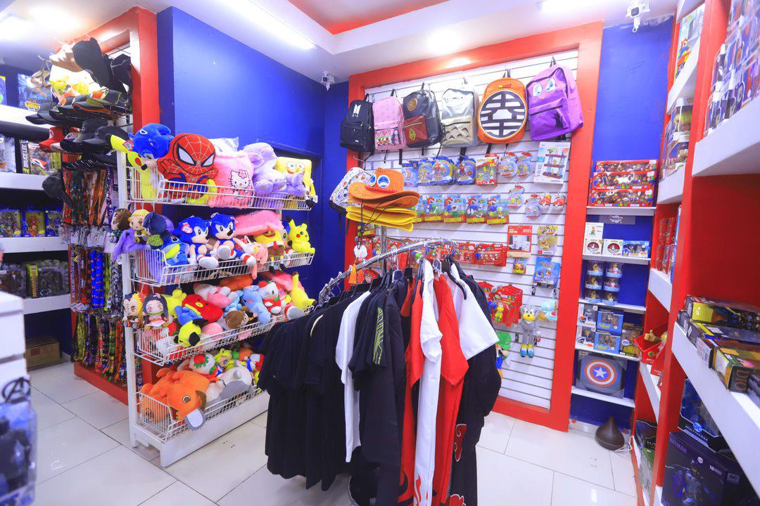 Pareja de hondureños monta su tienda de figuras y juguetes