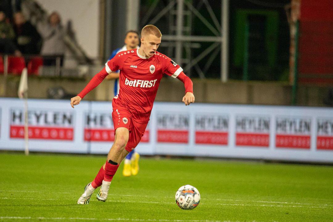 Arthur Vermeeren se desempeña como centrocampista y juega en el Amberes de Bélgica.