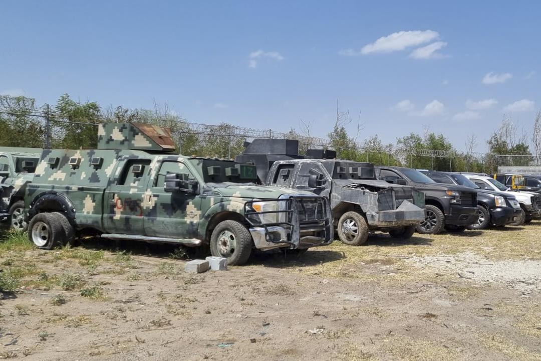 Camiones blindados usados por grupos criminales siendo destruidos el año pasado en una instalación de la agencia en Reynosa.