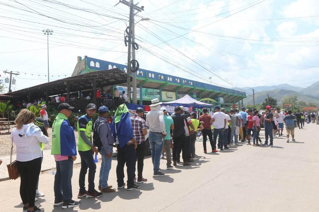 Largas filas en las afueras del estadio Juan Ramón Brevé.