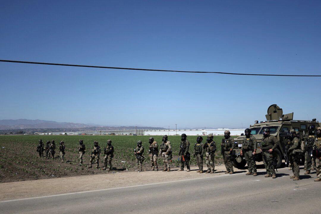 Gases, piedras y helicópteros: aumenta la tensión en redadas en California