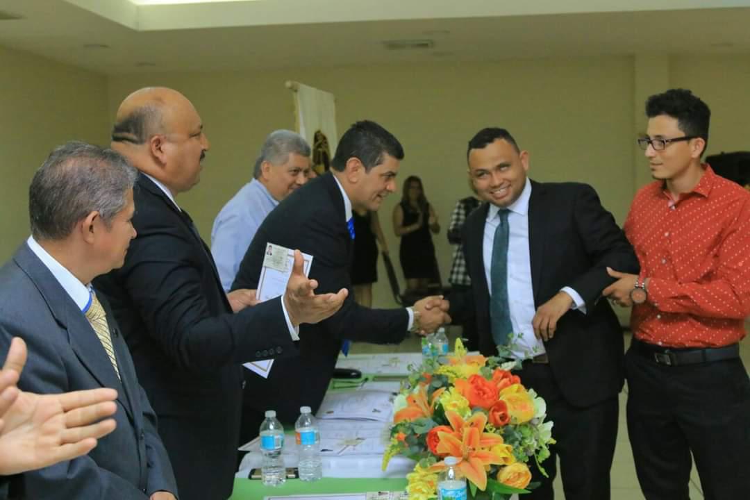 Dorian Dominguez destaca como abogado pese a no tener vista