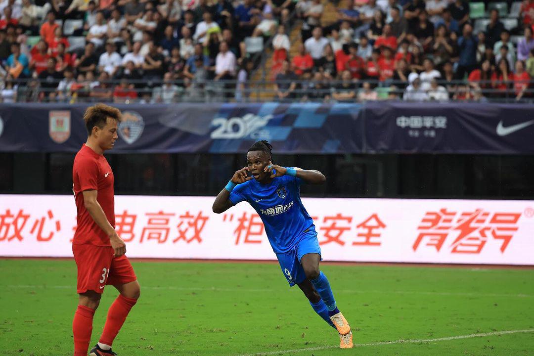Festejo de Rubilio Castillo tras su gol con el Nantong Zhiyun en la Superliga de China.