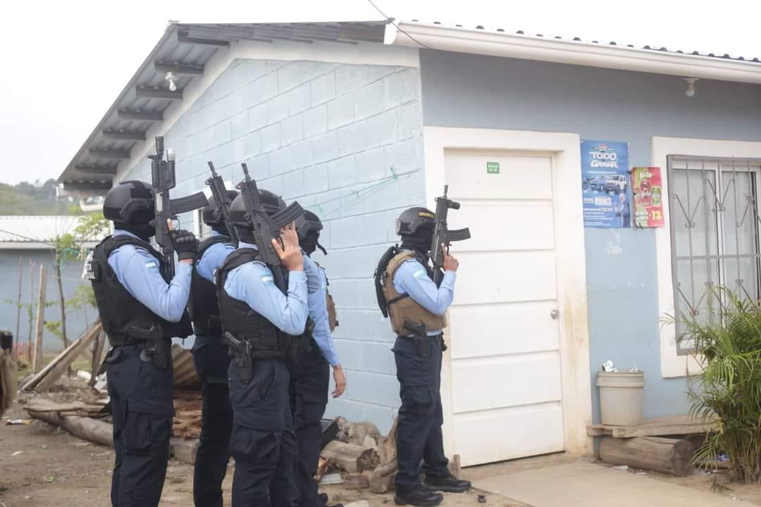 Agentes policiales le seguían la pista a la detenida.