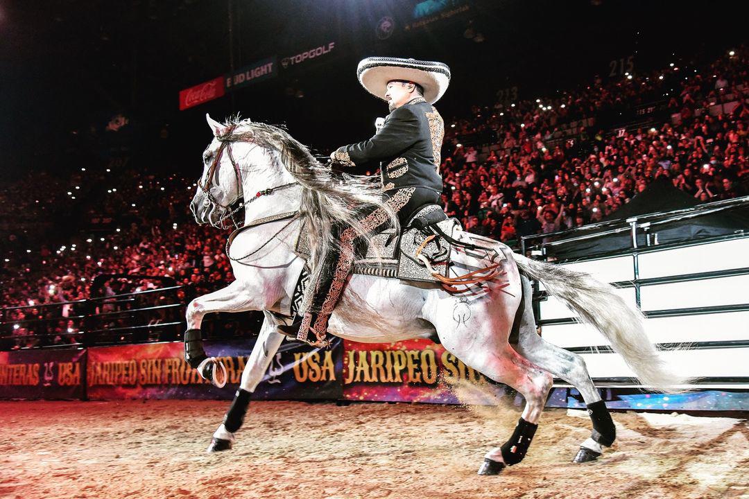 Pepe Aguilar ha recorrido este año la geografía estadounidense con su gira ‘Jaripeo hasta los huesos 2024’, en la que fusiona música mexicana, el rodeo y un espectáculo de aire circense.