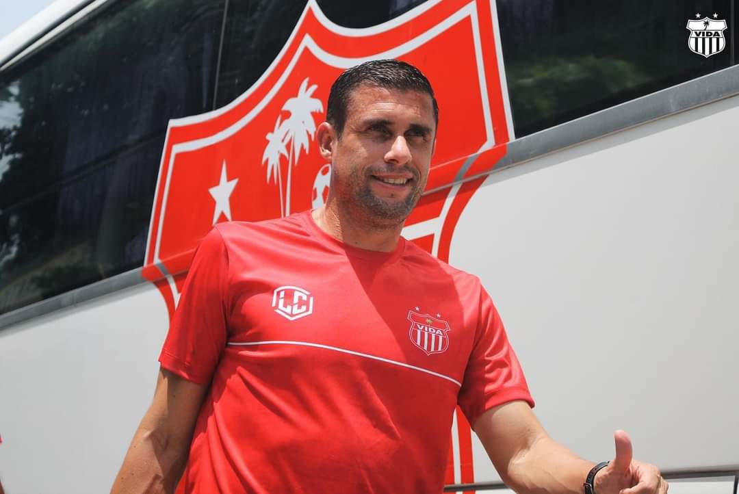 El exdefensor Júnior Izaguirre se estrenará este fin de semana como DT del Vida enfrentando a la Real Sociedad en Tocoa.