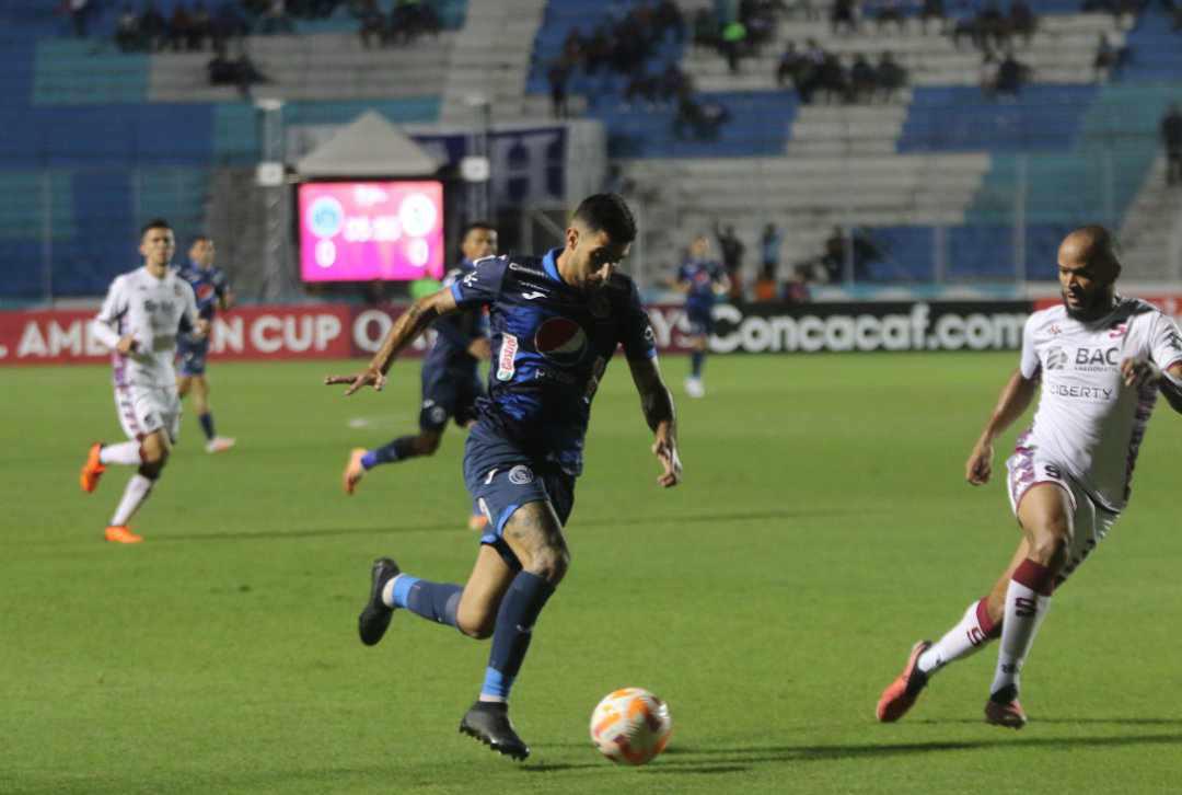 Lucas Campana hace dupla en la zona de ataque con su compatriota el argentino Auzmendi.