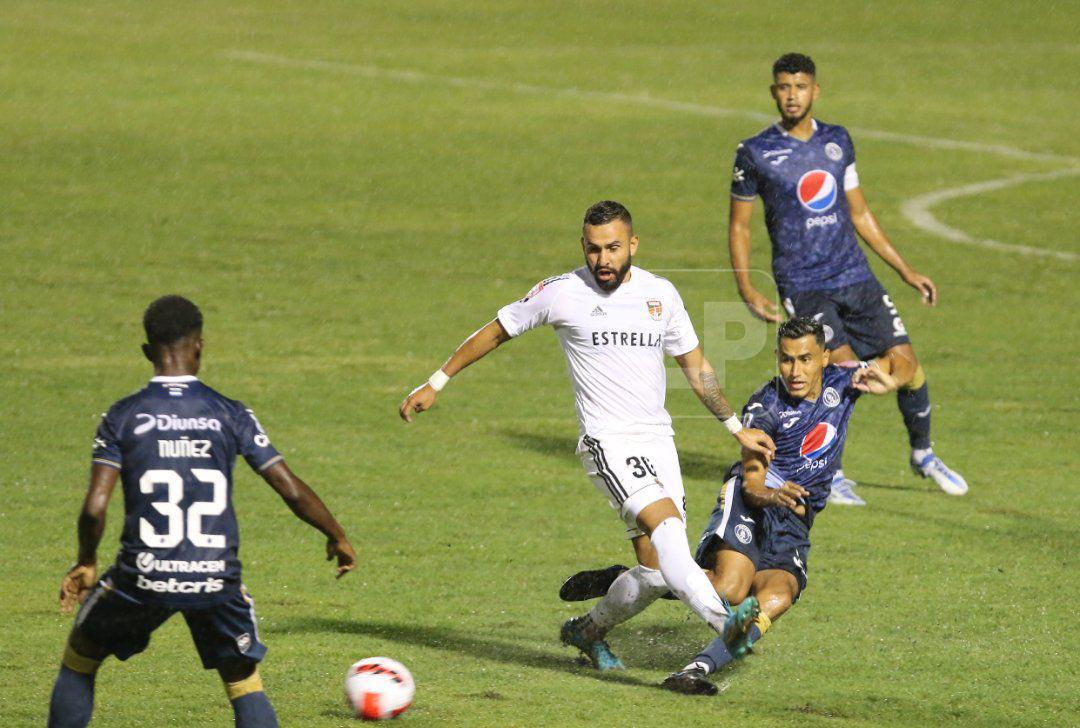 Óscar García del Motagua en el momento que despeja la pelota.