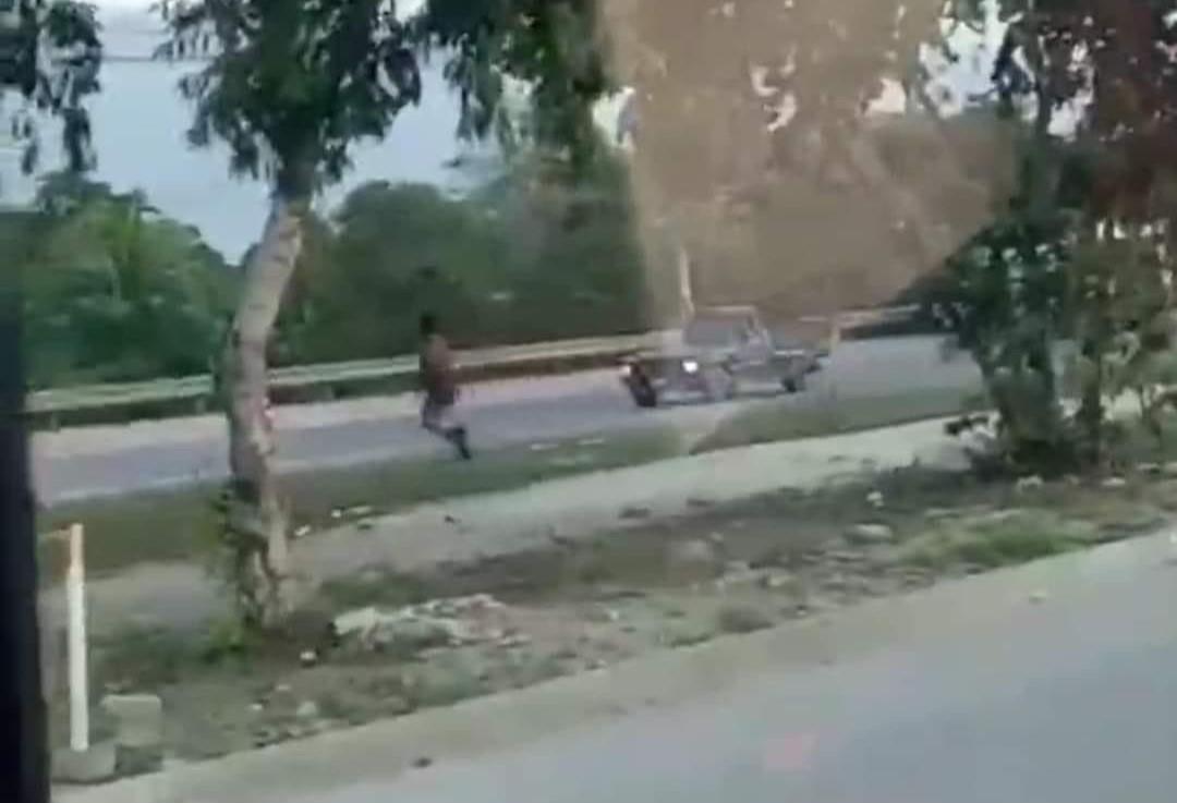 El supuesto ladrón que huyó de la escena.