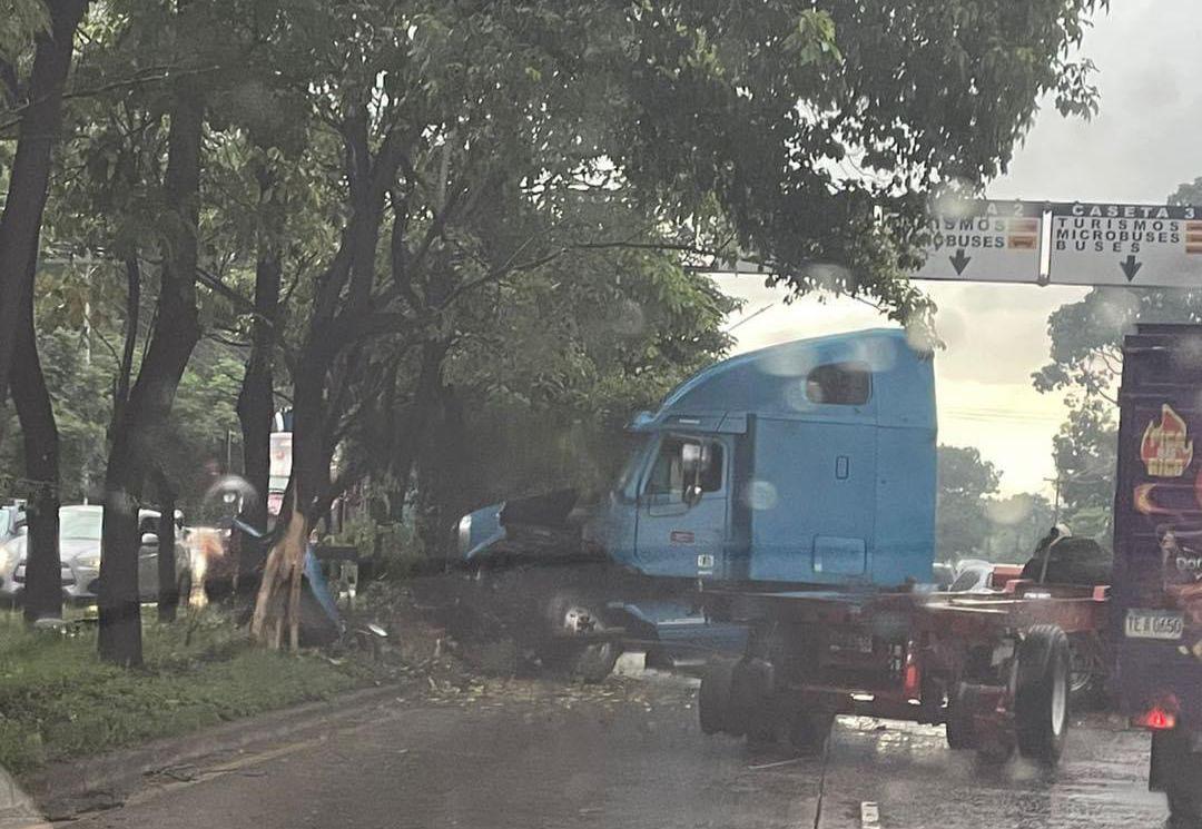 Caos vial en el bulevar del norte de SPS por accidente de rastra