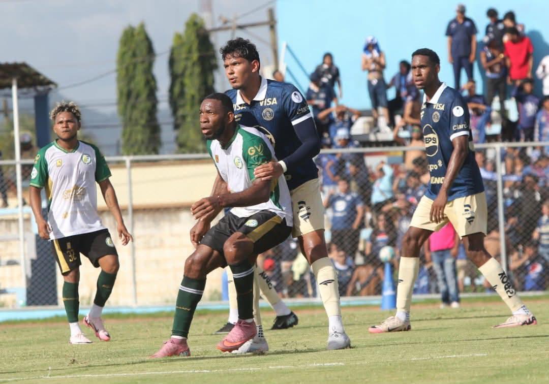 Jugadores de Motagua descalzos, exBarcelona presente y fichaje se lesionó en el debut