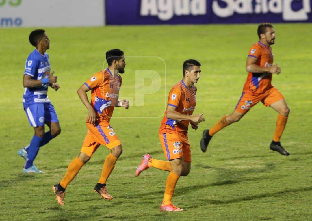 Johnny Leverón marcó dos goles de penal.