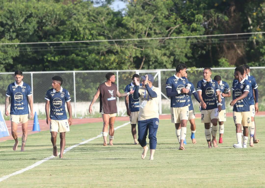 Jugadores de Motagua descalzos, exBarcelona presente y fichaje se lesionó en el debut
