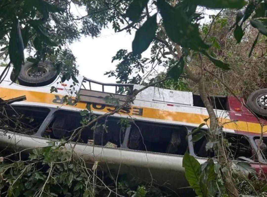 El bus accidentado trasladaba al menos 45 pasajeros.