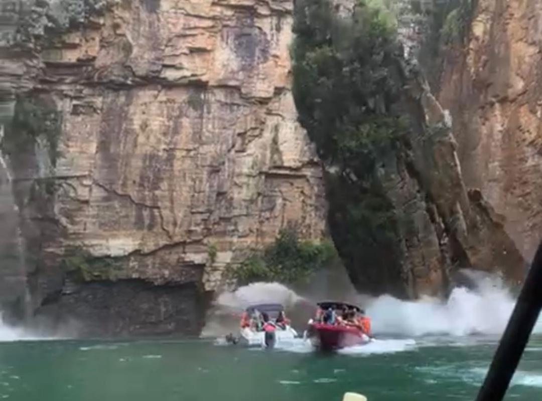 Impactante video muestra el momento en que gigantescas rocas aplastan varias lanchas de turistas